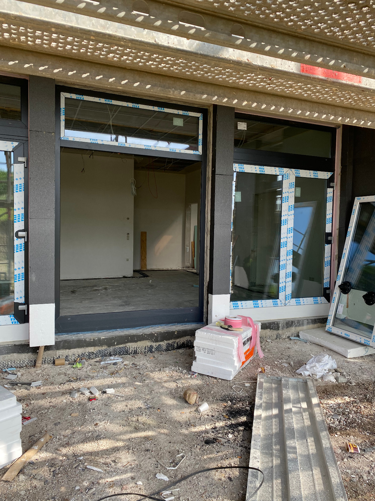 Montage großformatiger Fenster- und Türelemente